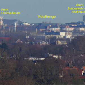 Metalhenge zwischen altem Funkturm und B-w-Hochhaus